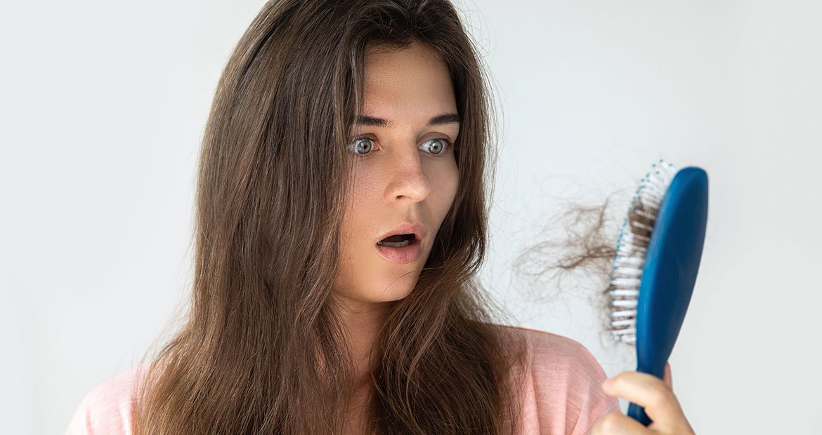 Mulher Espantada Com A Quantidade De Cabelo Que Saiu Em Sua Escova